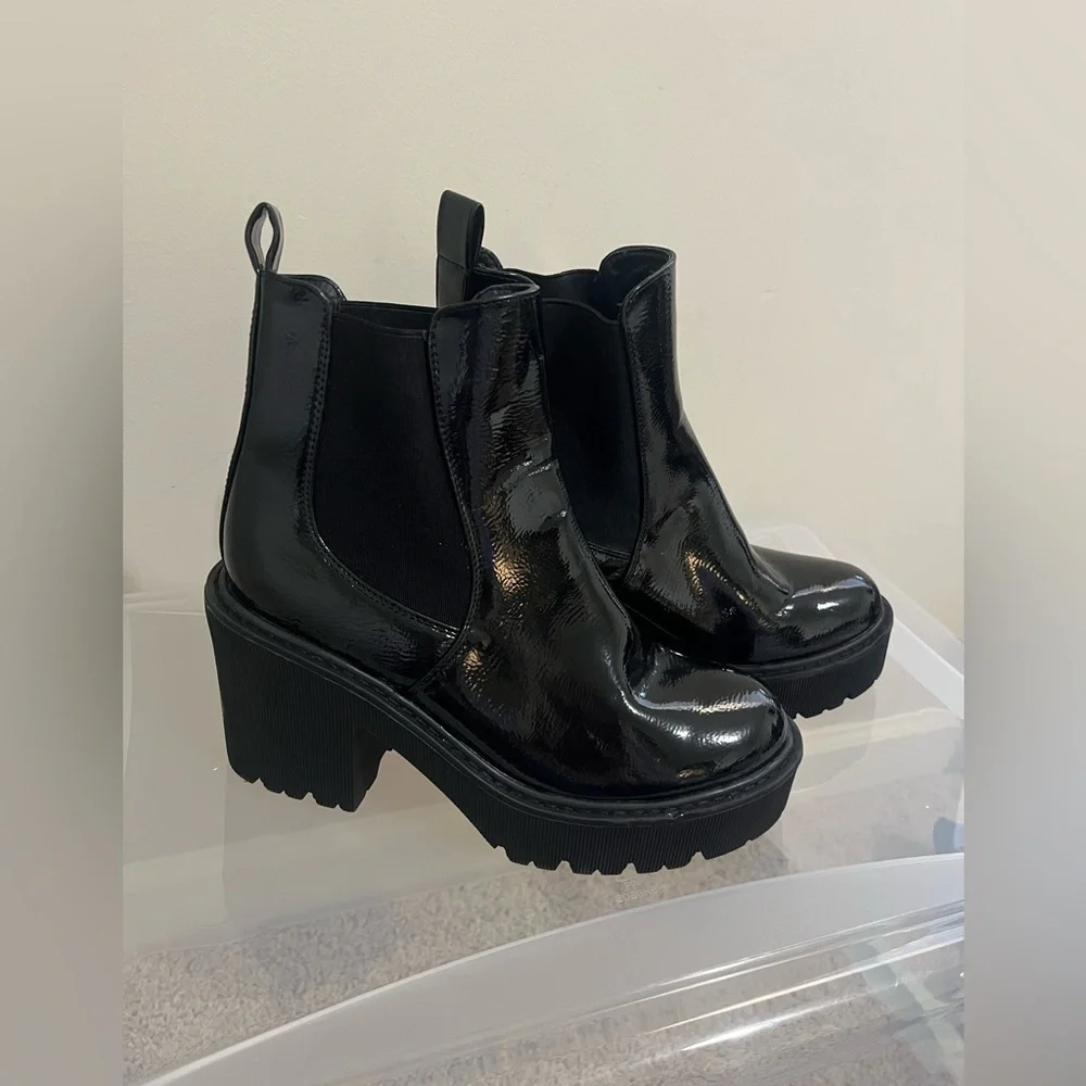 NWOT Dirty Laundry Yikes Waterproof Platform Chelsea Lug Boot Size 6 - Picture 2 of 10